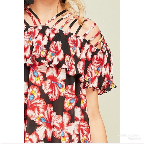 🛍LAST 3! Ruffled Cage Neckline Floral Tunic! - Picture 4 of 5